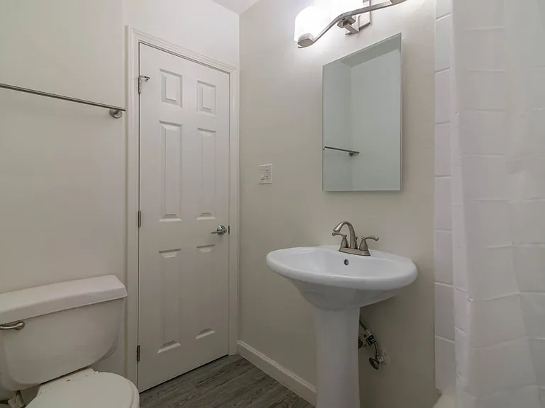 4854-4860 Hazeltine Apartments — Photo 16