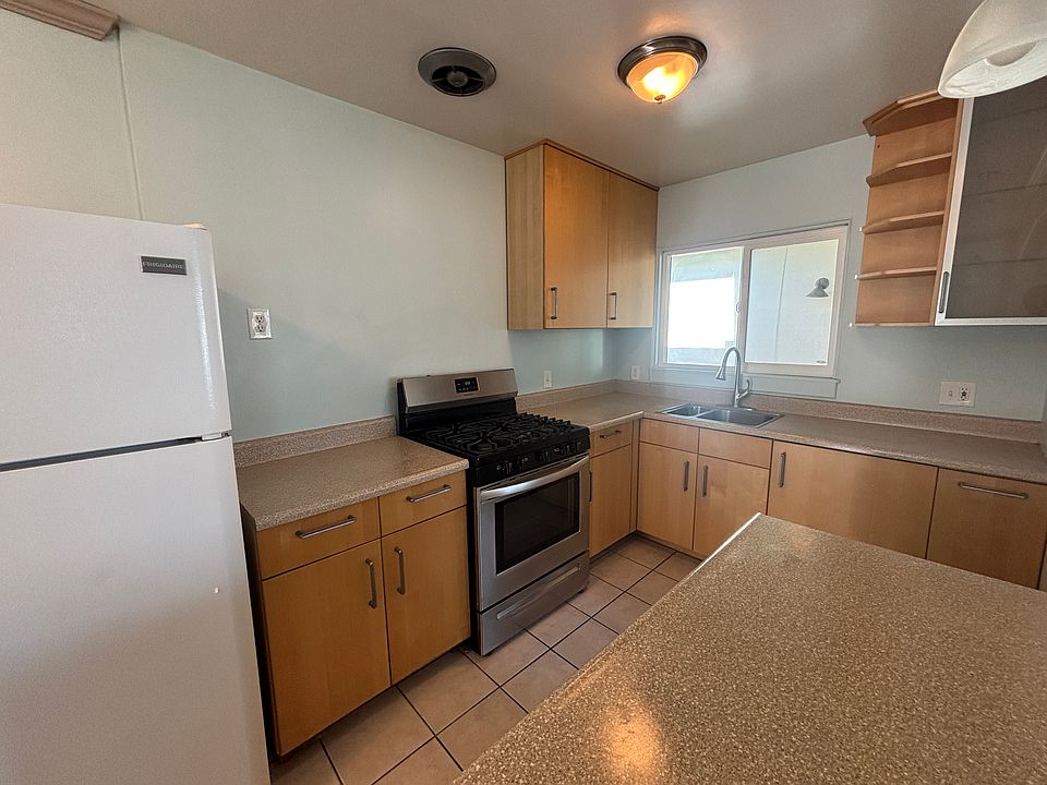 1st image of 921 F Ave APT 3