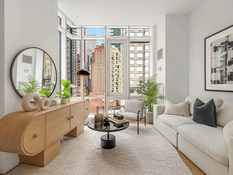 306 W 48th St #4C