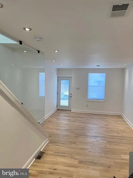 406 Sloan St — Photo 2