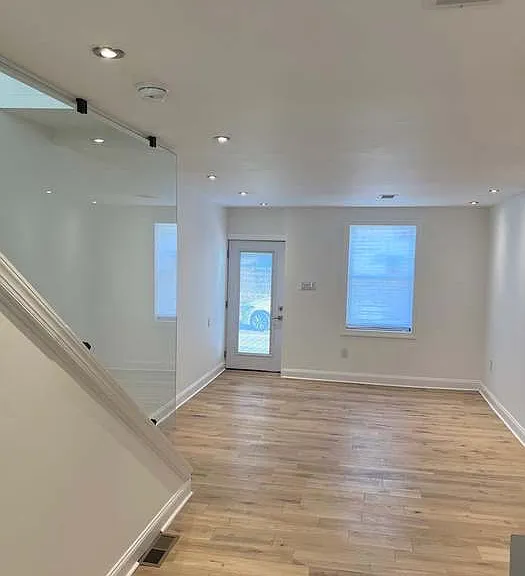 406 Sloan St — Photo 2