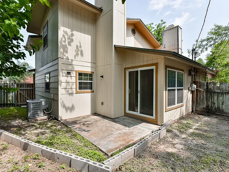 1128 Royal Crest Dr — Photo 28