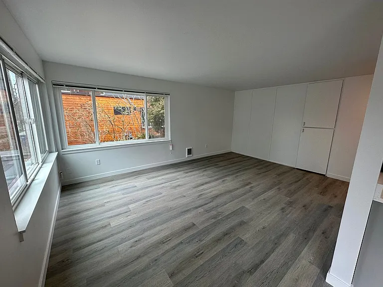 501 Malden Ave E — Photo 6