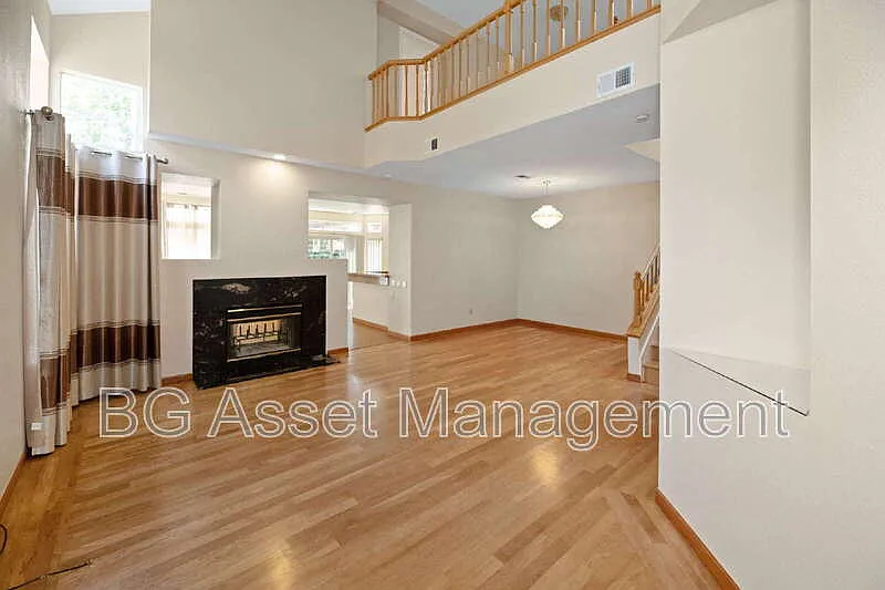3 bed, 2.0 bath, 1743 sqft, $3,550 — Photo 2