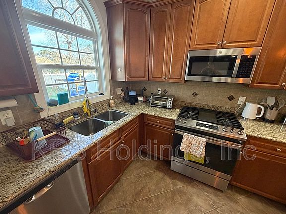 5th image of 516 Bells Hollow Ct