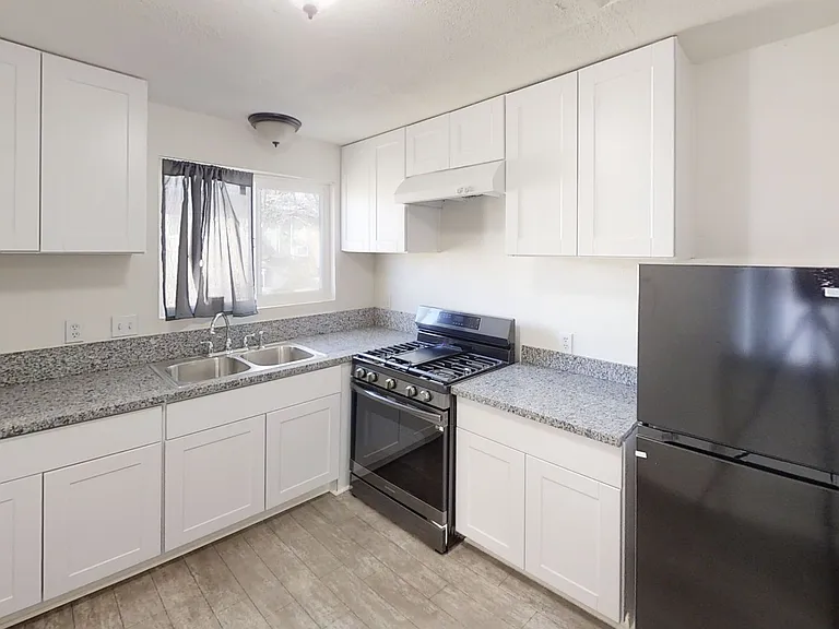 876 Wellwood Ave — Photo 3