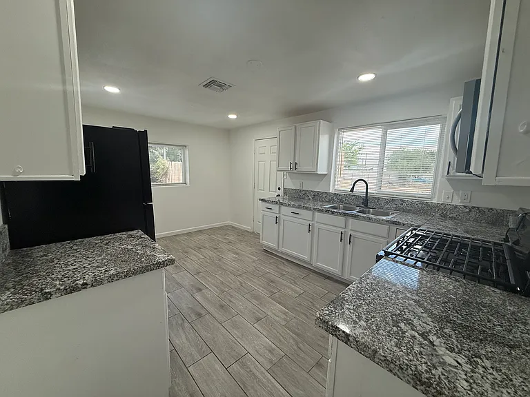 325 W 37th St — Photo 16