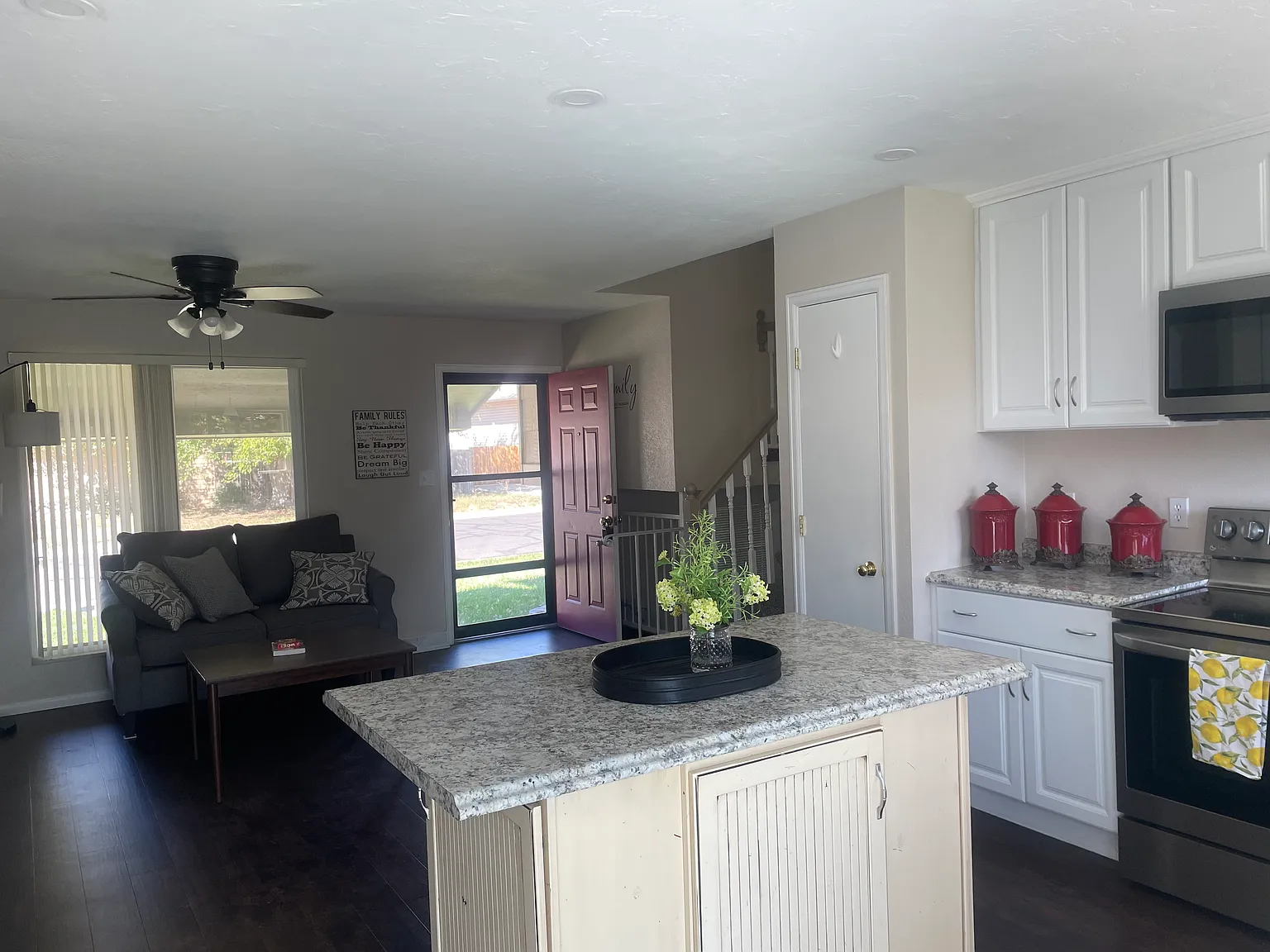 3 bed, 1372 sqft, $2,400 — Photo 2
