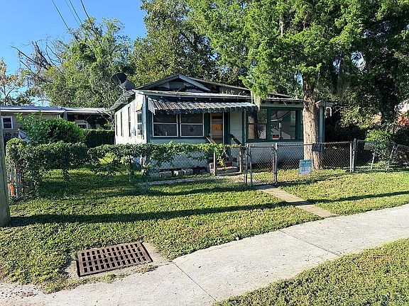 3rd image of 1828 W 3rd St