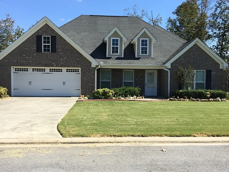 7 Royal Oak Dr NE — Photo 1