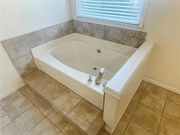 140 Calborne Ct — Photo 21