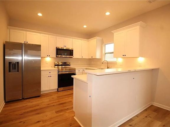 2nd image of 62 Fairview Oak Trl