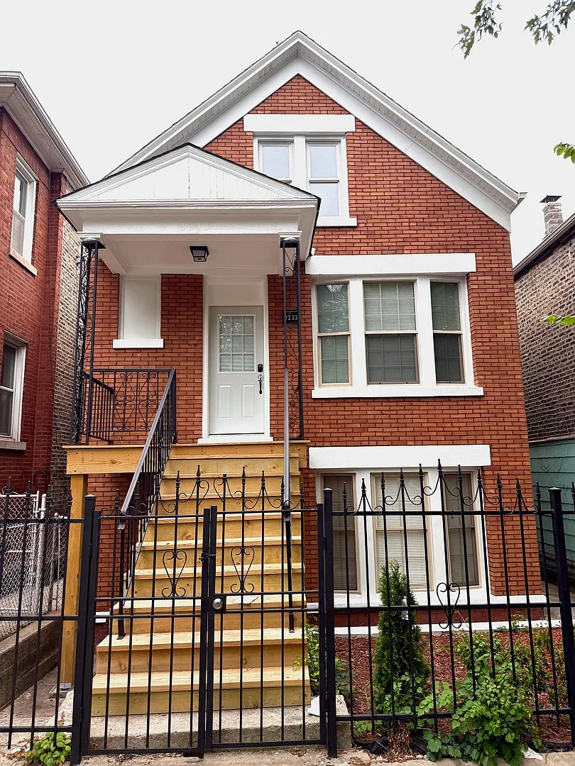 3 bed, 1000 sqft, $1,800 — Photo 1