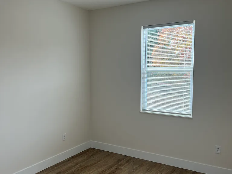 409 Court Yard Ln — Photo 30