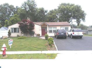 171 Oaktree Dr, Levittown, PA 19055