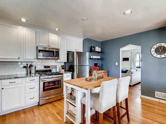 Kitchen (island included)