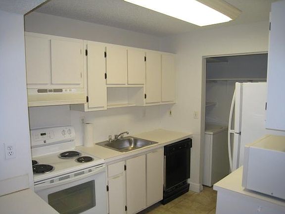 5th image of 20681 NE 4th Pl APT 201
