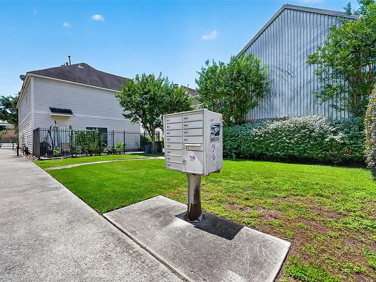 2804 Chenevert St — Photo 36