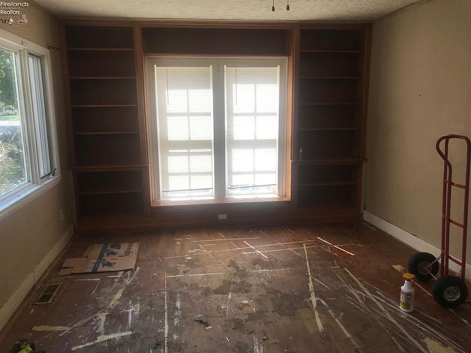 2nd image of 28 Pleasant St