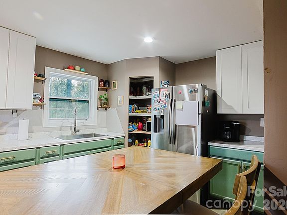 3rd image of 411 Peru Rd