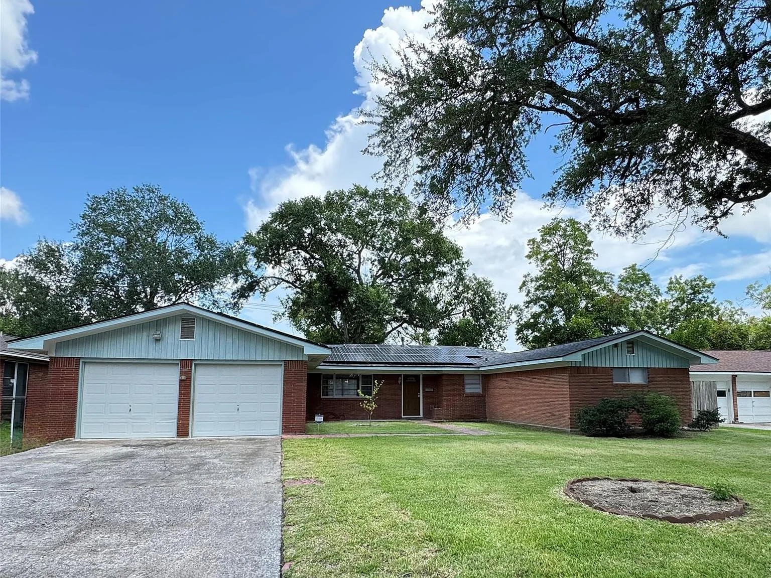 4 bed, 2.5 bath, 1940 sqft, $1,900 — Photo 2