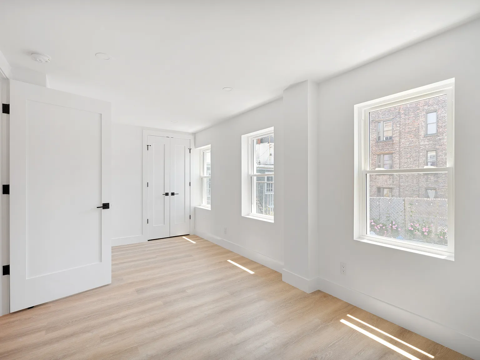 76 Java Street — Photo 4