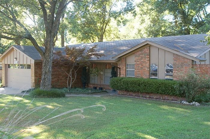 Front (new exterior paint and landscaping in Spring of 2010)