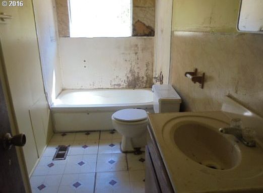 4th image of 661 W 1st St