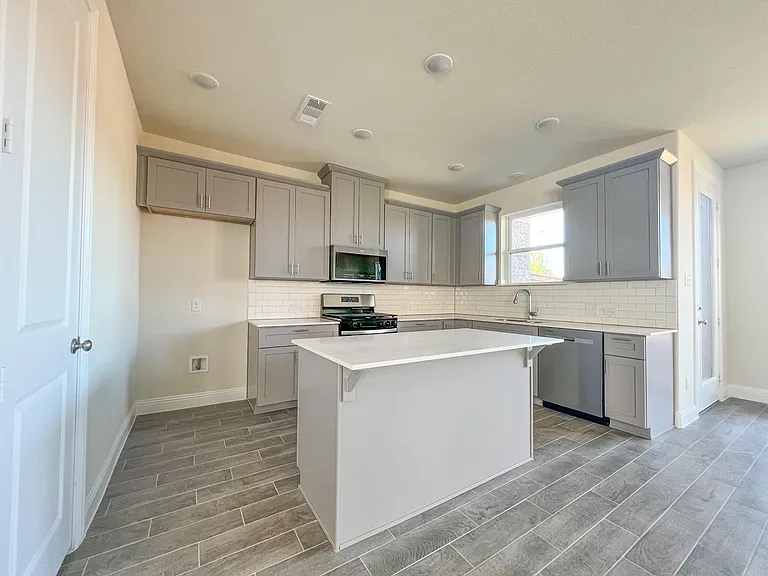 1715 Lisa Ct — Photo 6