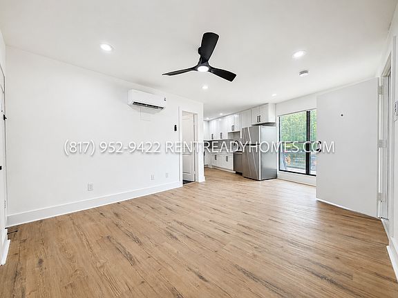 3rd image of 1510 W Jefferson Blvd #208