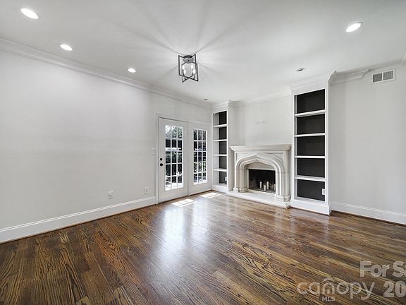 4th image of 1012 Queens Rd Unit B