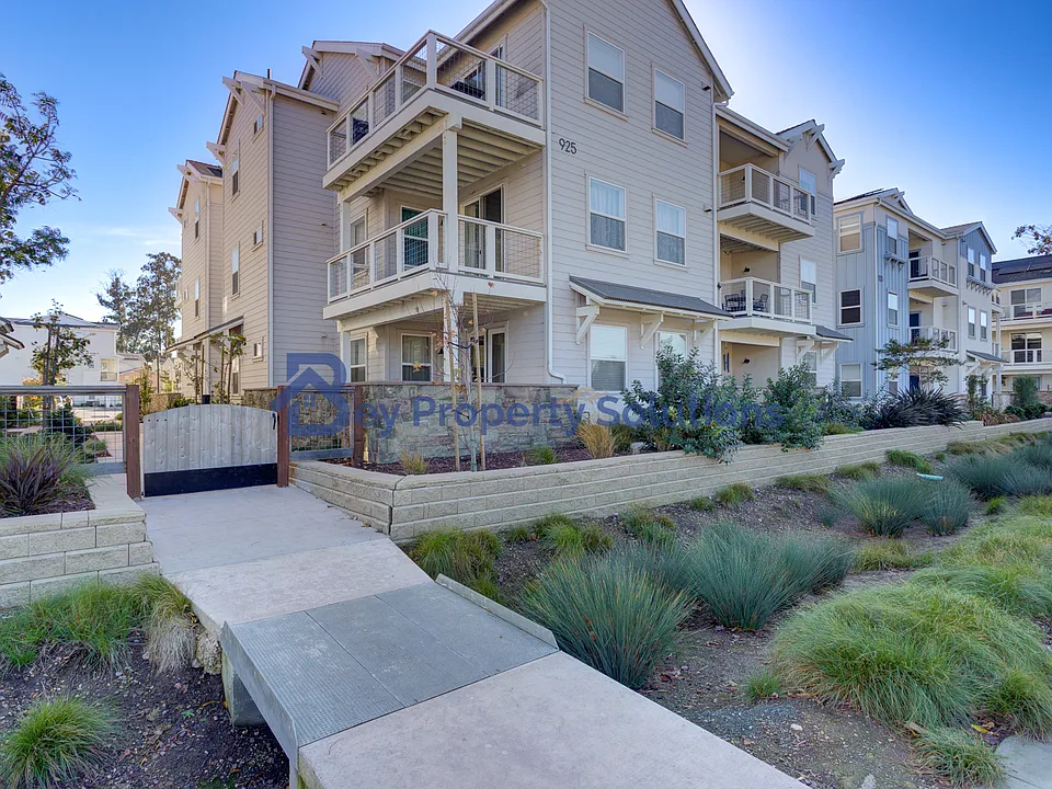 925 Madonna Rd #301