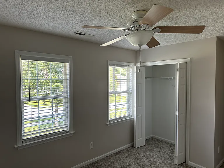 421 Holly Ln — Photo 30