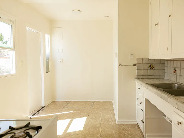 52 W Center St #B — Photo 14