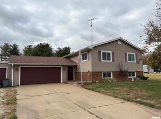 1249 Woods Ln, Jacksonville, IL 62650
