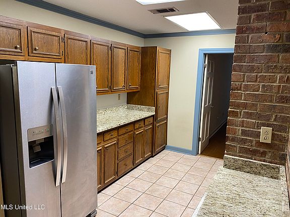 3rd image of 622 Aubrey Cir S