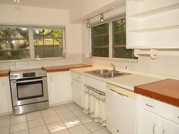 3rd image of 2561 NE 22nd St