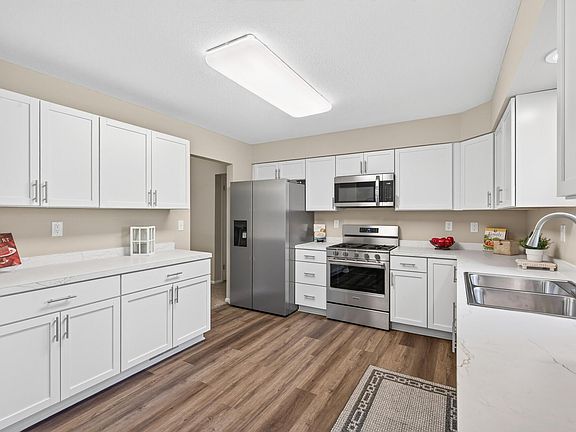 5th image of 3240 Niagara Ln N