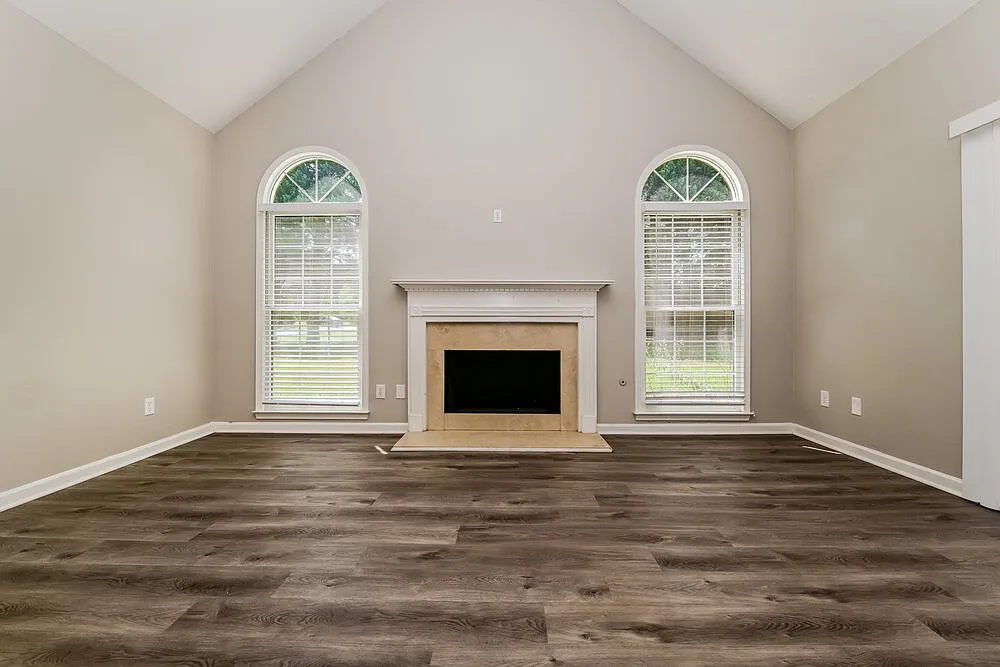 3 bed, 3.0 bath, 2421 sqft, $2,390 — Photo 3