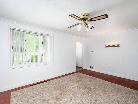 3rd image of 10 Evergreen St