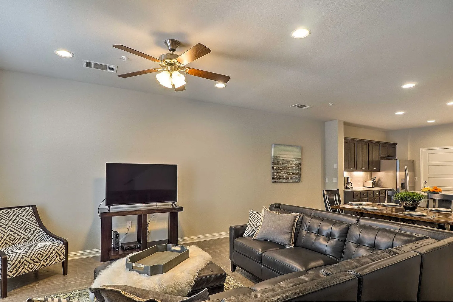 2 bed, 2.0 bath, 1915 sqft, $4,386 — Photo 2