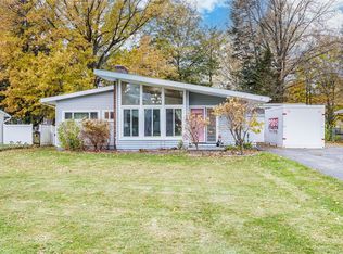 15 Burrows Dr, Rochester, NY 14625