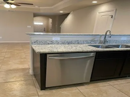 3 bed, 2.5 bath, 1325 sqft, $1,500 — Photo 3