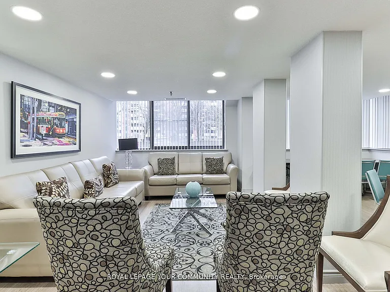 1240 Marlborough Ct #806 — Photo 38