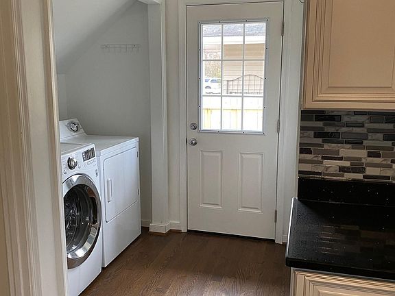 Washer/Dryer with side door access to fenced rear yard.