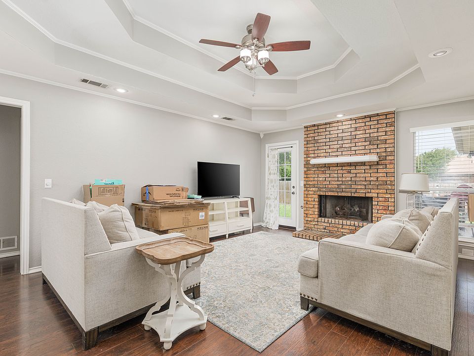 1st image of 105 N Winding Oaks Dr