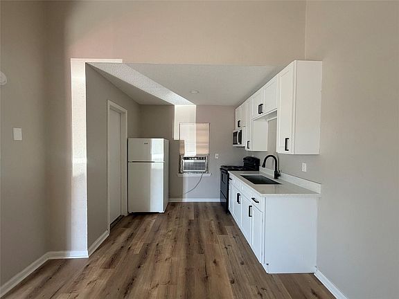 5th image of 5025 Jefferson St APT 15