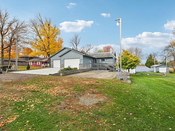 2nd image of 44080 Maple Ln