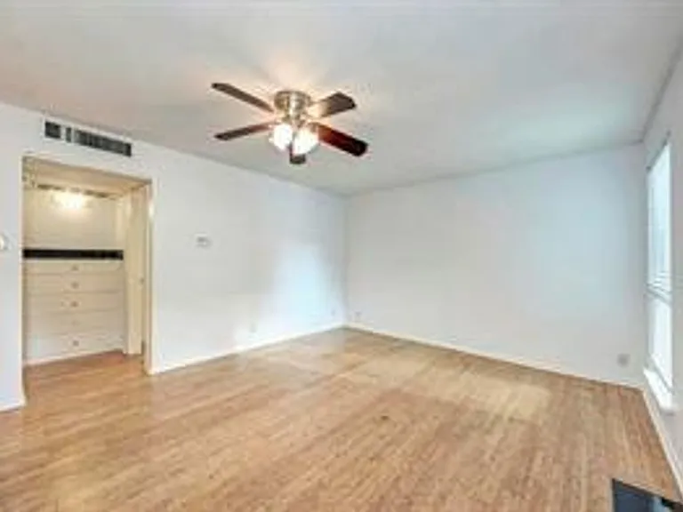 1000 W 26th St #113 — Photo 3