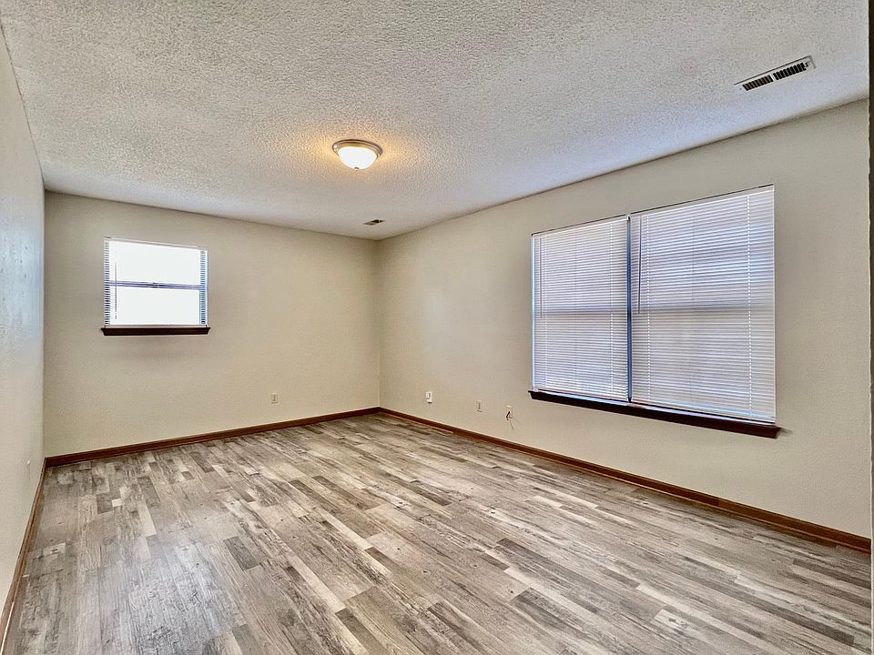 1st image of 1028 NE Lindsay Ave APT A